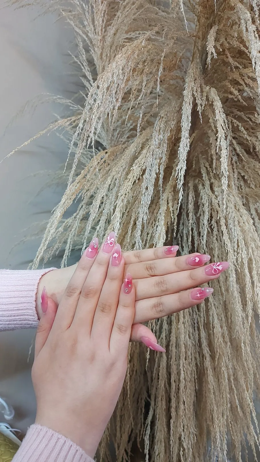 Manos con manicura en tonos rosados — MK Estudio, Santa Cruz