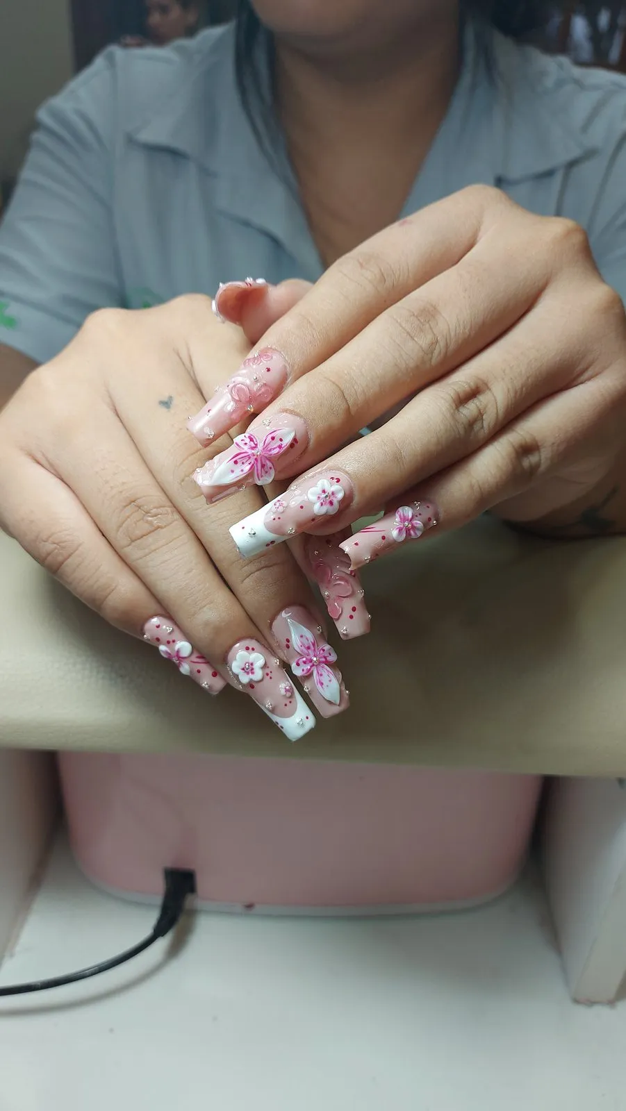 Uñas con arte floral 3D en tonos rosados