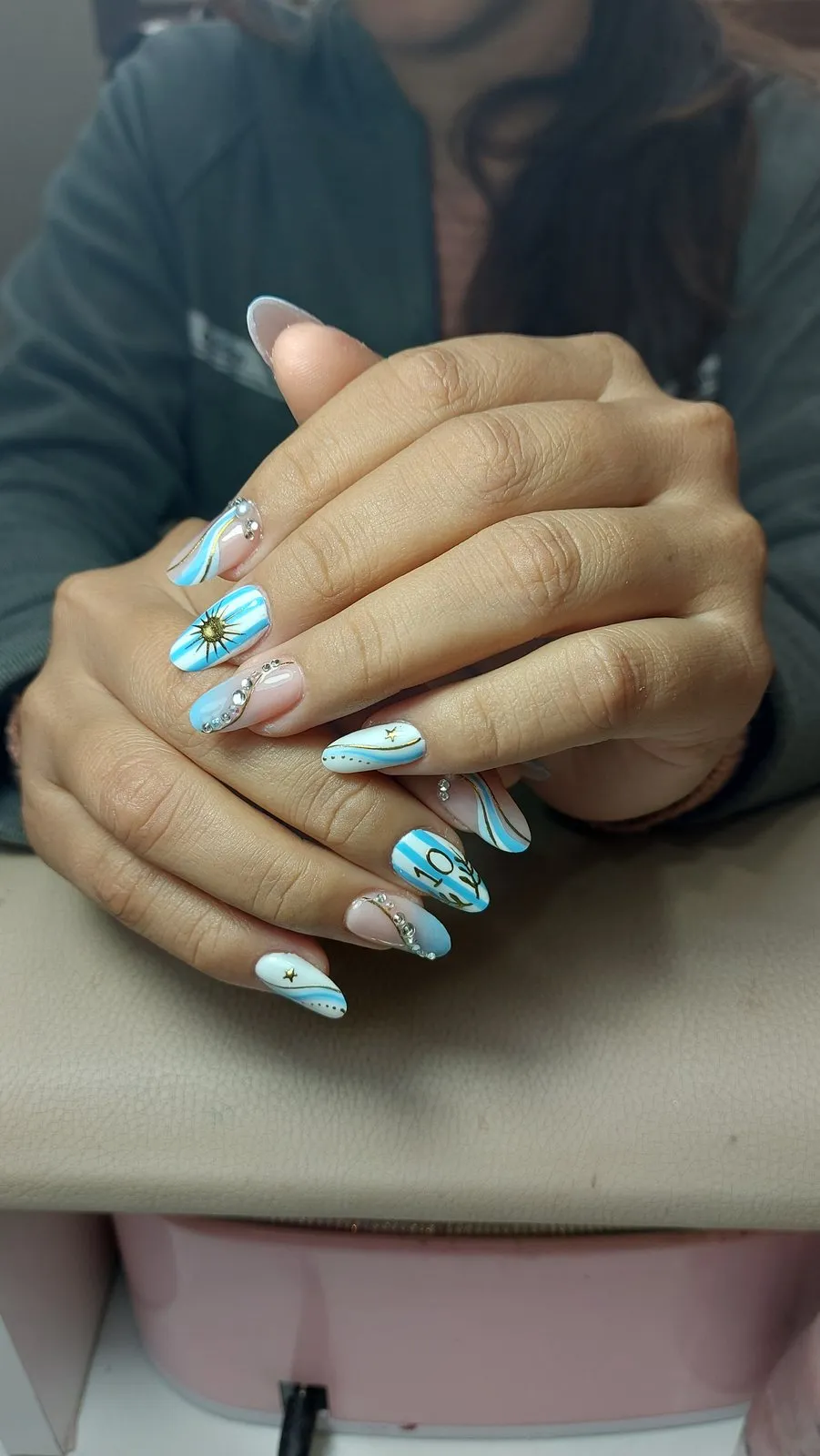 Nail art en turquesa con diseño a mano