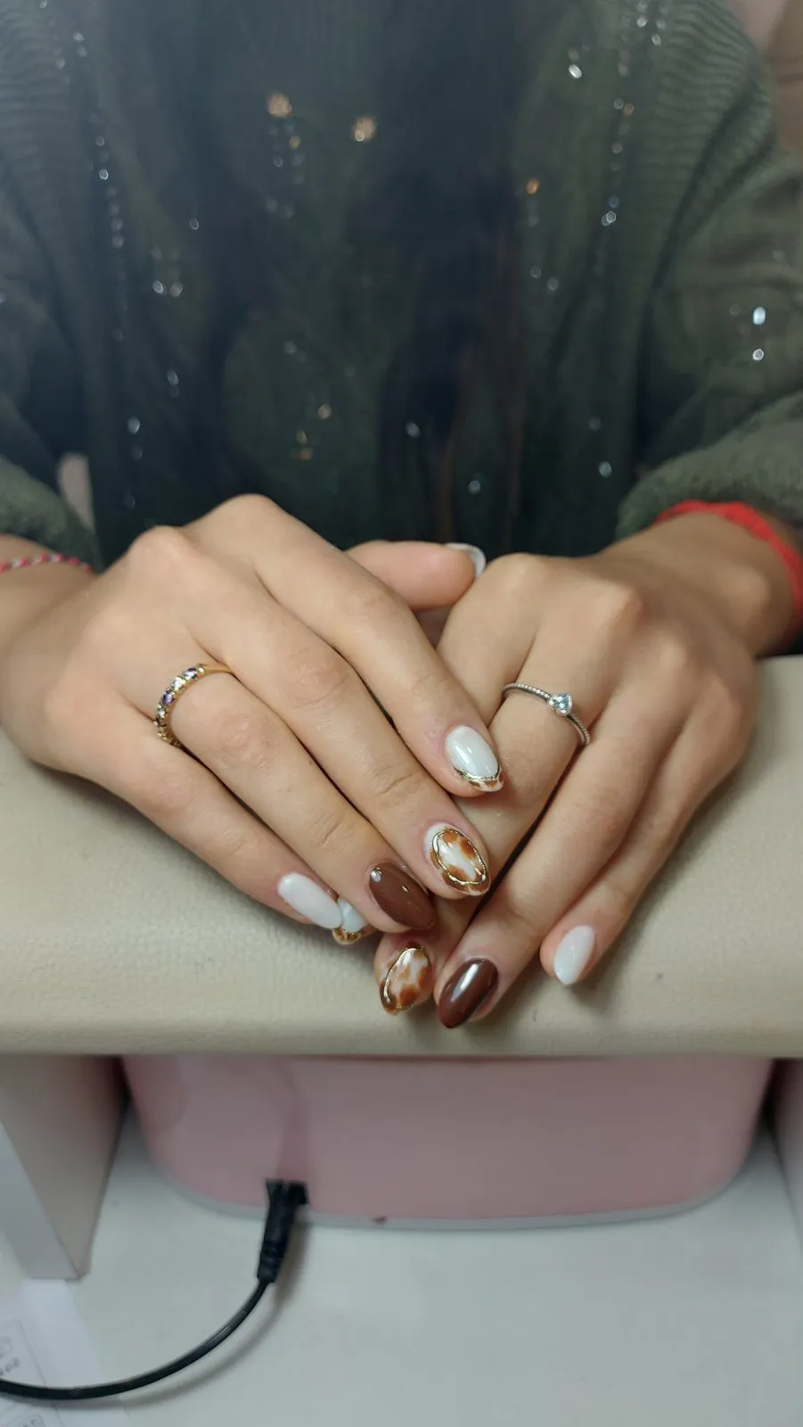 Manicura en tonos marrón y nude