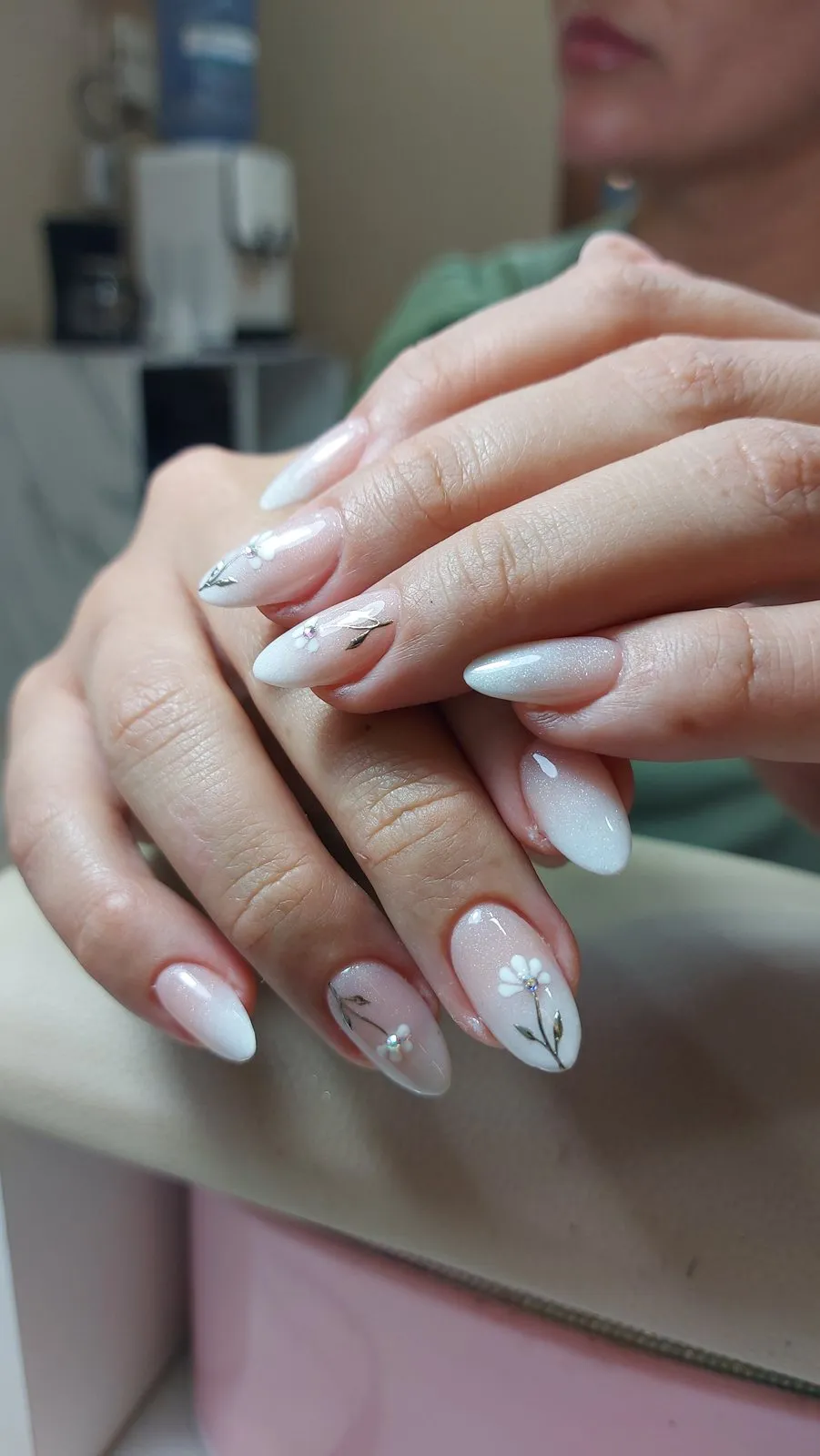 Uñas almendra blancas con diseño floral