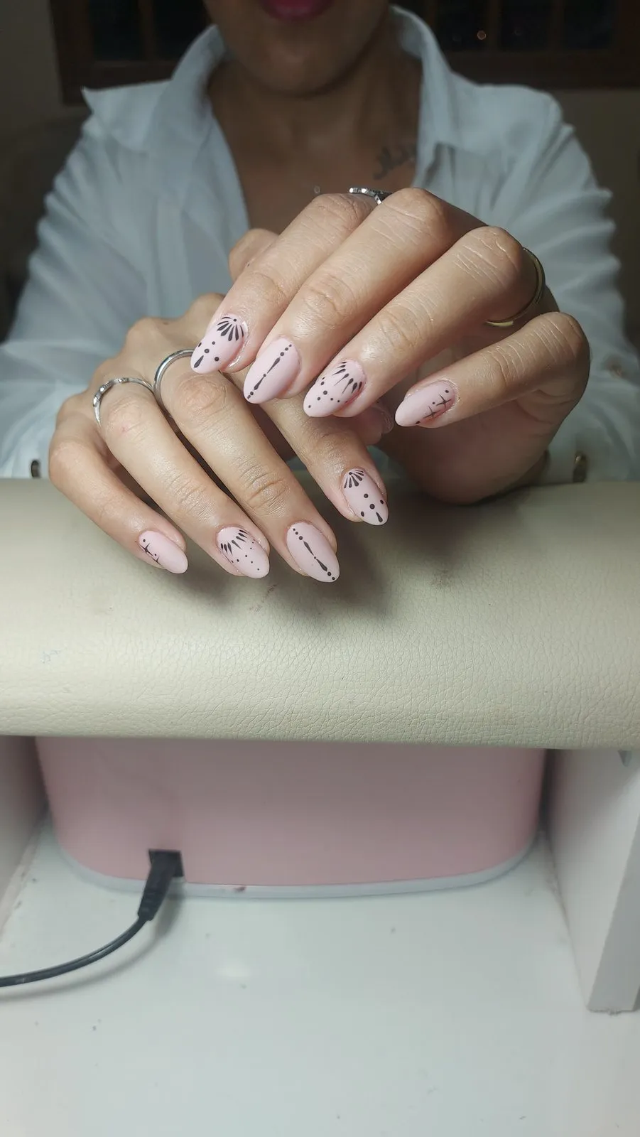 Manicura nude con arte de línea fina