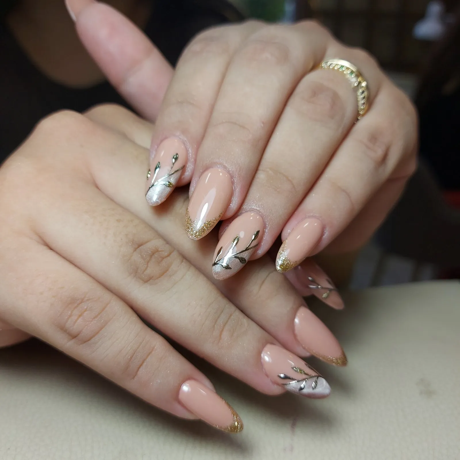 Diseño floral con detalles dorados sobre base nude