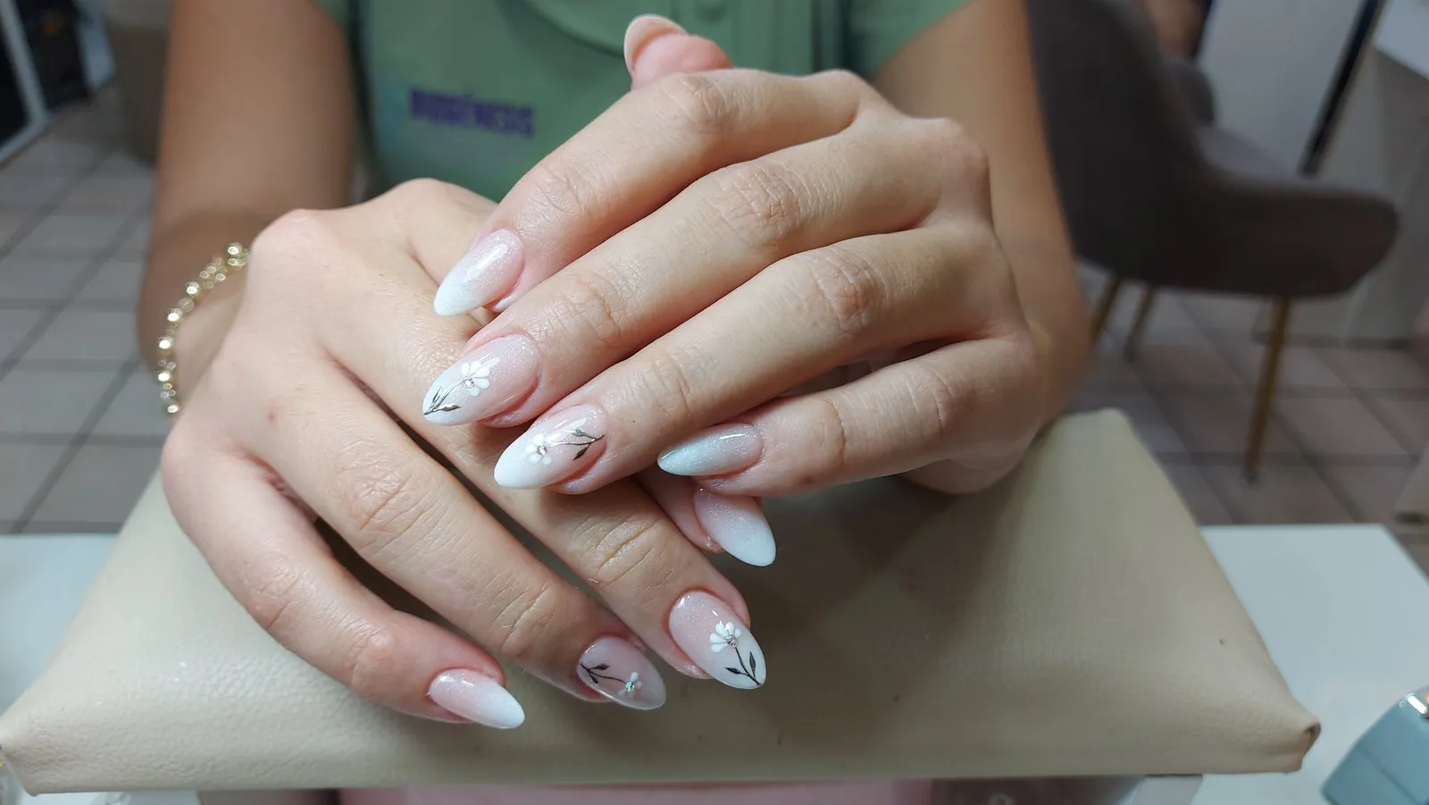 Manicura elegante en tono natural