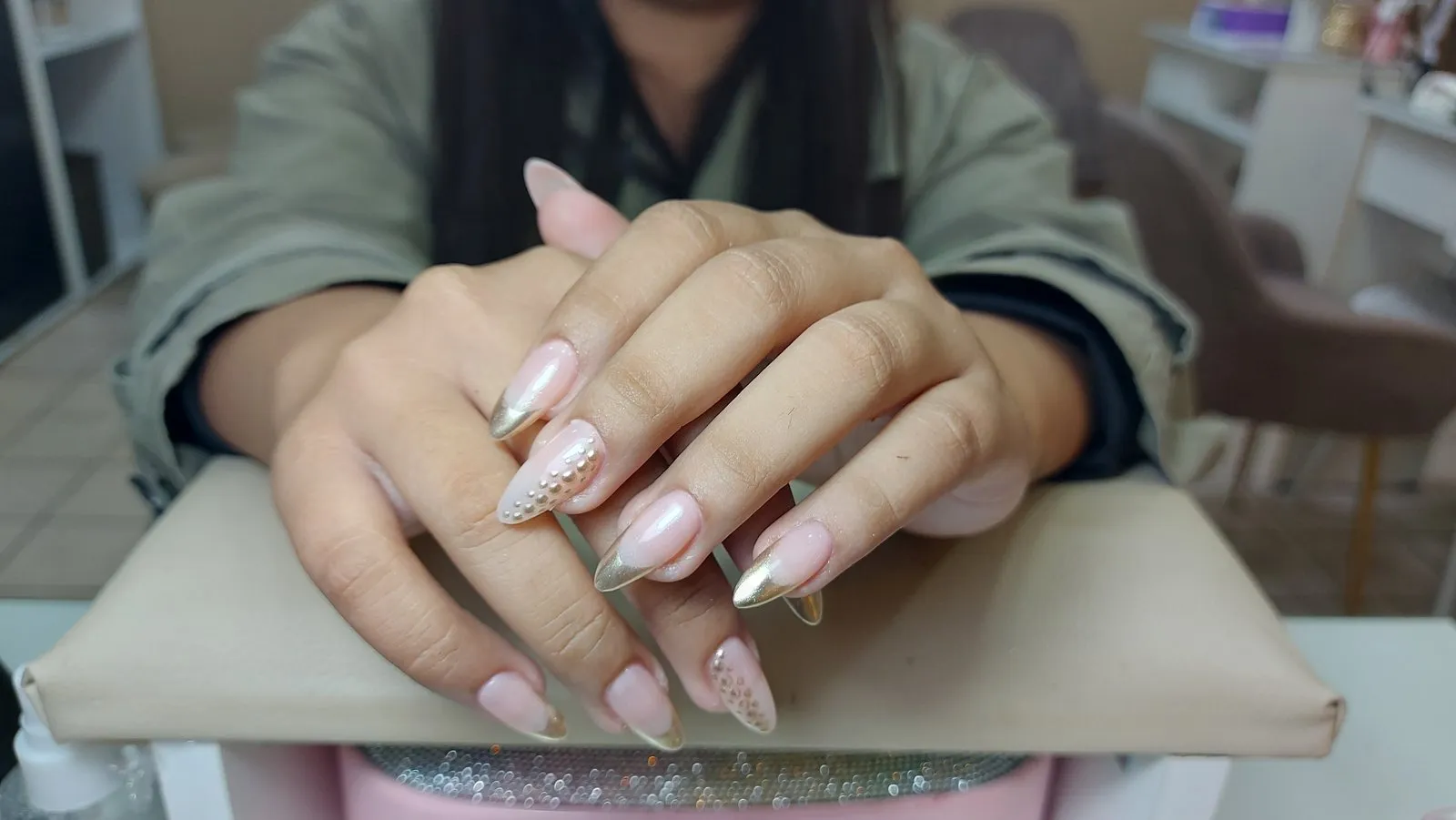 Uñas nude con acabado brillante y glitter