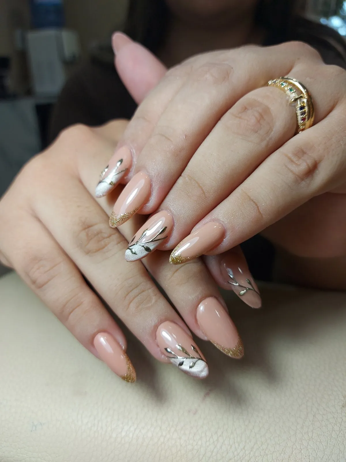 Manos con manicure nude y arte floral realizado en MK Estudio, Santa Cruz